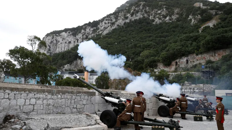 Příslušníci královského regimentu na Gibraltaru při čestné salvě u příležitosti královniných jedenadevadesátin