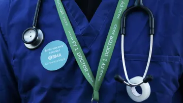 Mladí britští lékaři stávkují proti novým smlouvám