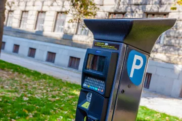 Lidé v Novém Jičíně zaplatí od středy parkovné i kartou nebo aplikací v mobilu