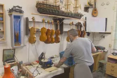 Vězni v Odolově vyrábí hudební nástroje. Dozorcem tam je někdejší violoncellista pražské filharmonie