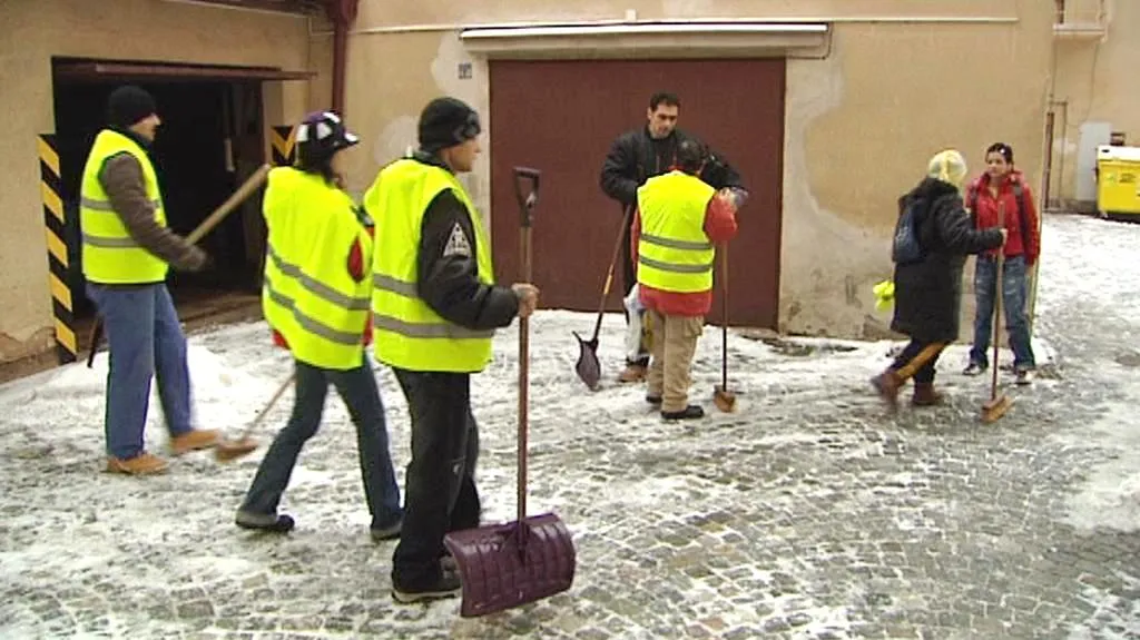 Dlouhodobě nezaměstnaní pomáhají s úklidem