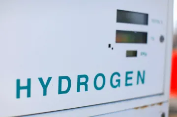 Podzemní vodík může být energetickým zdrojem budoucnosti. Už vyvolává „zlatou horečku“