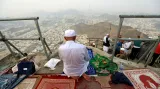 Muslimové se modlí na pahorku poblíž Mekky