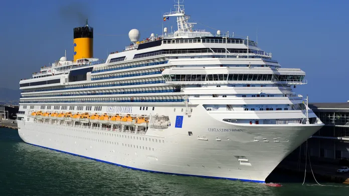Luxusní výletní loď Costa Concordia v roce 2009. V době svého dokončení byla Costa Concordia největší italskou lodí svého druhu. Loď měla na délku 290 metrů, na šířku 35,5 metrů. Ponor 8,2 metrů. Vážila 114 500 tun, dvakrát více než Titanic.