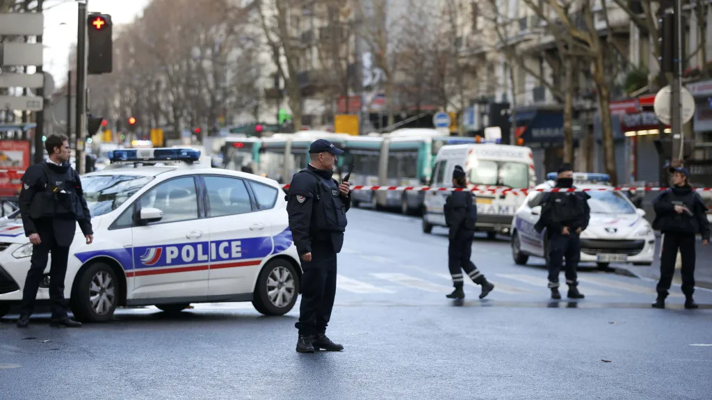 Francouzská policie hlídá oblast, kde krátce předtím zastřelila ozbrojeného muže