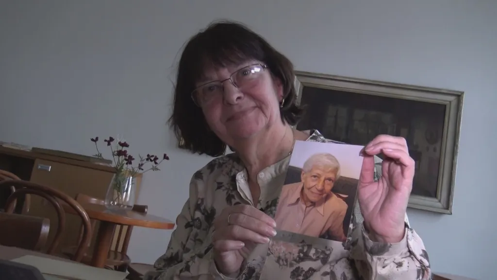 Zuzana Prudilová s fotkou maminky Hildy Zmrzlíkové