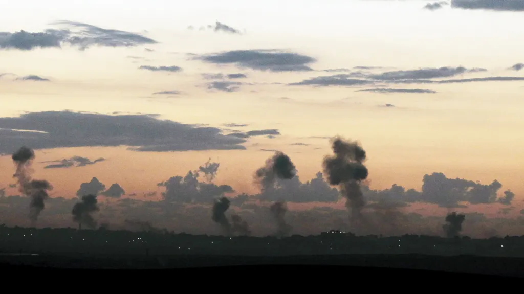 Pohled na kouř vycházející z míst zasažených izraelskou armádou v pásmu Gazy