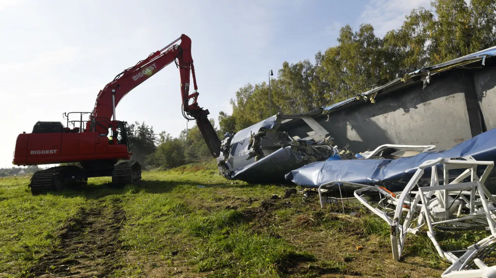 Likvidace havarovaného vagonu v Milavčích