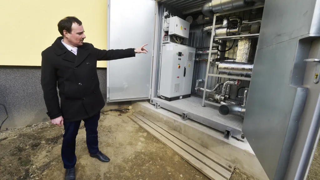 Vedoucí realizačního týmu Jakub Maščuch u mikroelektrárny Wave