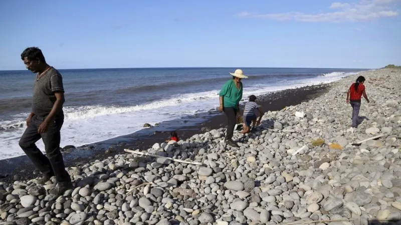 Pláž v blízkosti Saint-Denis, kde se našel první úlomek