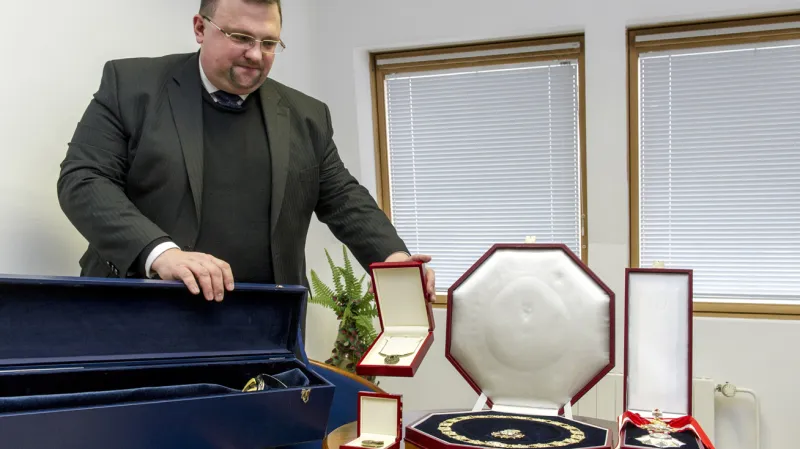 Šéf hradního protokolu Jindřich Forejt představil novinářům prezidentovy dary pro jordánský královský pár
