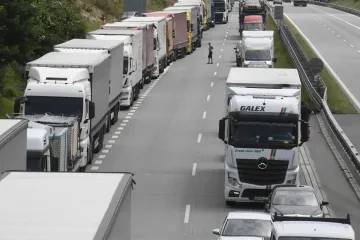 Na D1 u Humpolce směrem na Prahu jsou opět kolony. Dopravu komplikuje změna značení