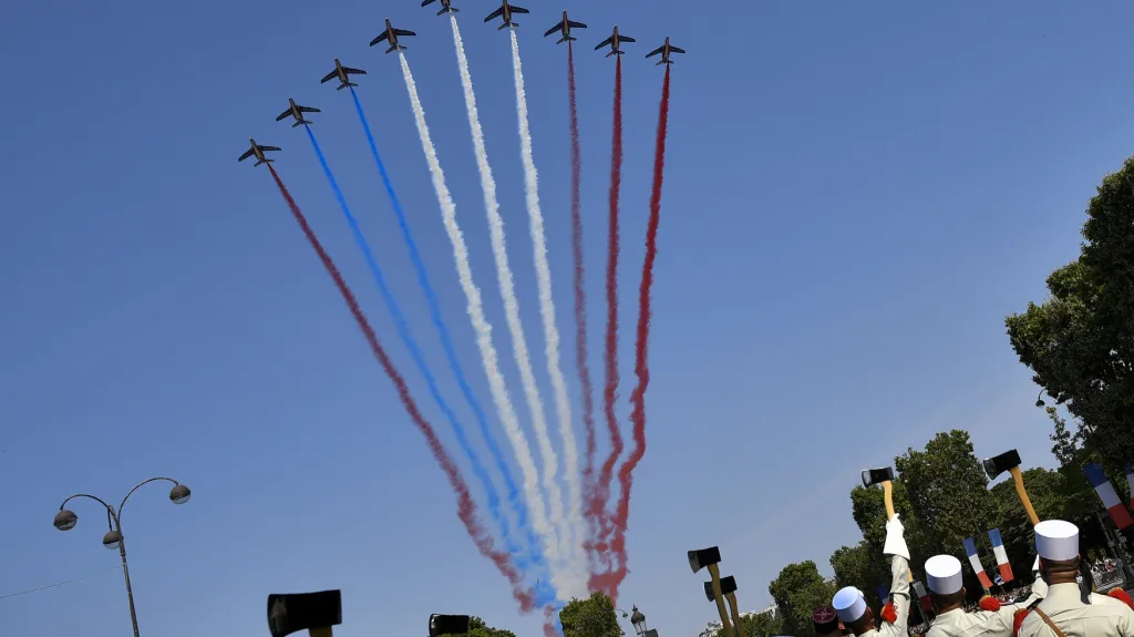 Vojenská přehlídka na Den Bastily