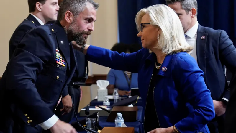 Kongresmanka Liz Cheneyová se zdraví s policistou Michaelem Fanonem