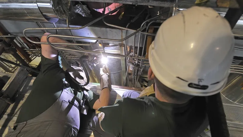 Opravy a kontroly svarů na nejaderné části elektrárny Dukovany