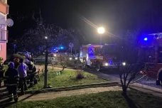 Při požáru bytu v domě s pečovatelskou službou v České Kamenici zemřel člověk