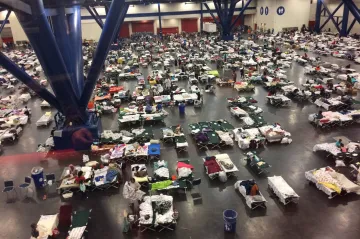 Texas se probouzí k životu: Letiště obnoví provoz, voda klesá, tisíce lidí je ale dál uvízlých