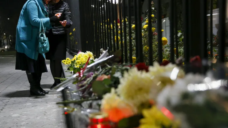 Květiny a svíčky před ruským velvyslanectvím v Kyjevě