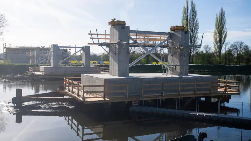 Vysouvání lanového mostu přes Labe na budoucím severovýchodním obchvatu Pardubic