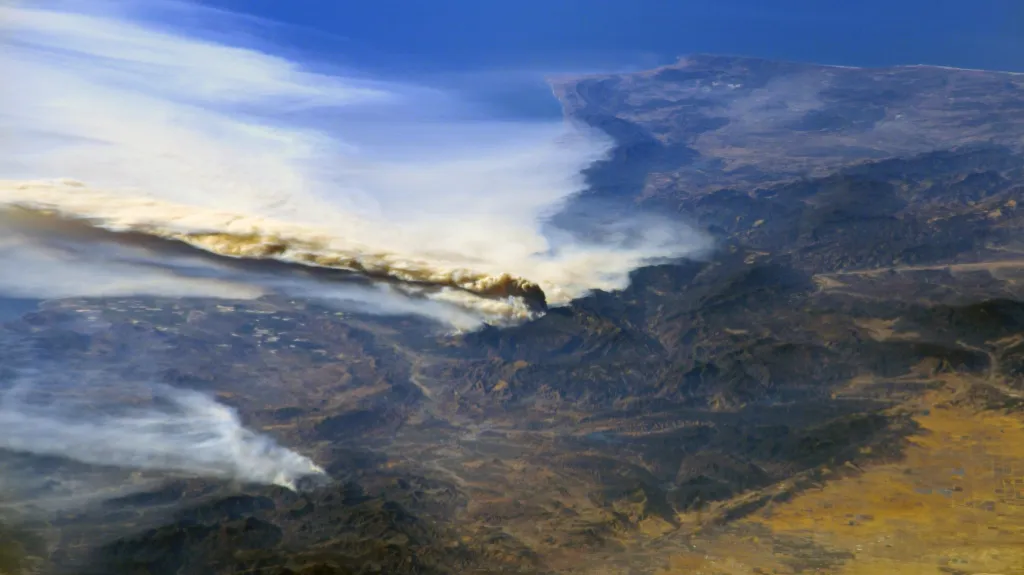 Kalifornské požáry (snímek NASA ze 6. prosince 2017)