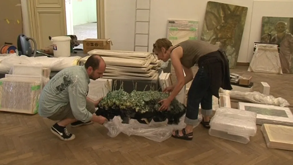 Kurátoři začali s instalací předmětů ze sbírky