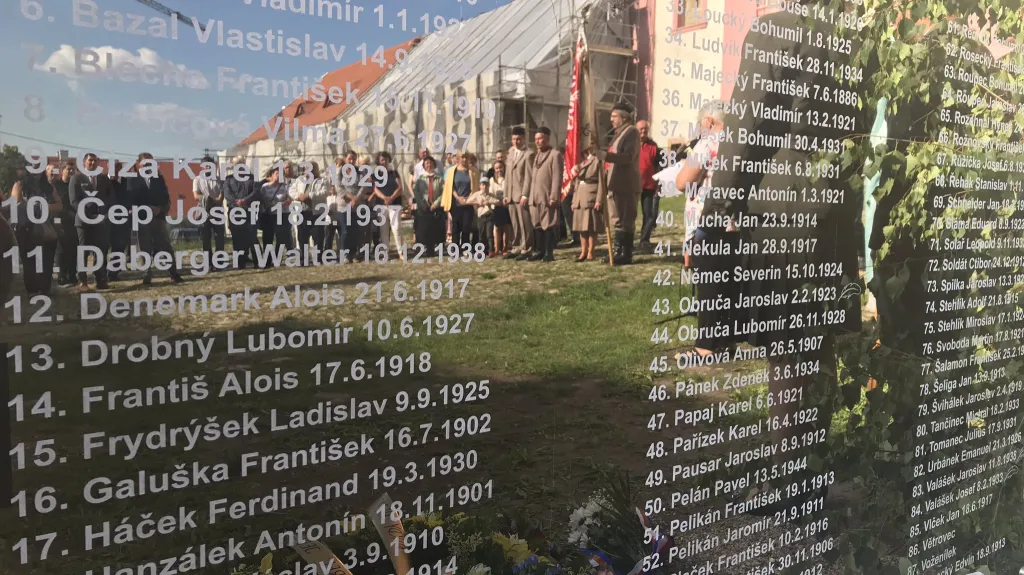 Pamětní deska politickým vězňům v Louckém klášteře