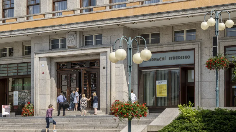 Hlavní vstup do budovy jablonecké radnice na snímku z 28. června 2024