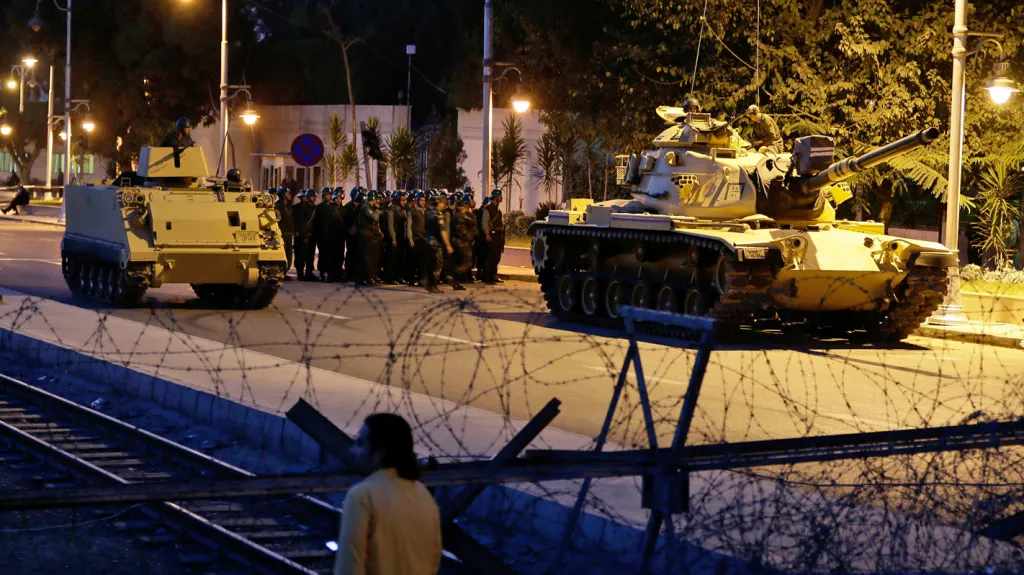 Egyptská armáda hlídá prezidentský palác