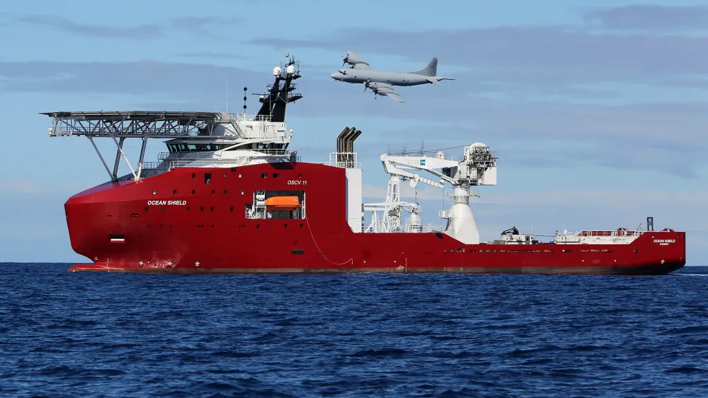 Australská loď Ocean Shield při pátrání po zmizelém letadle