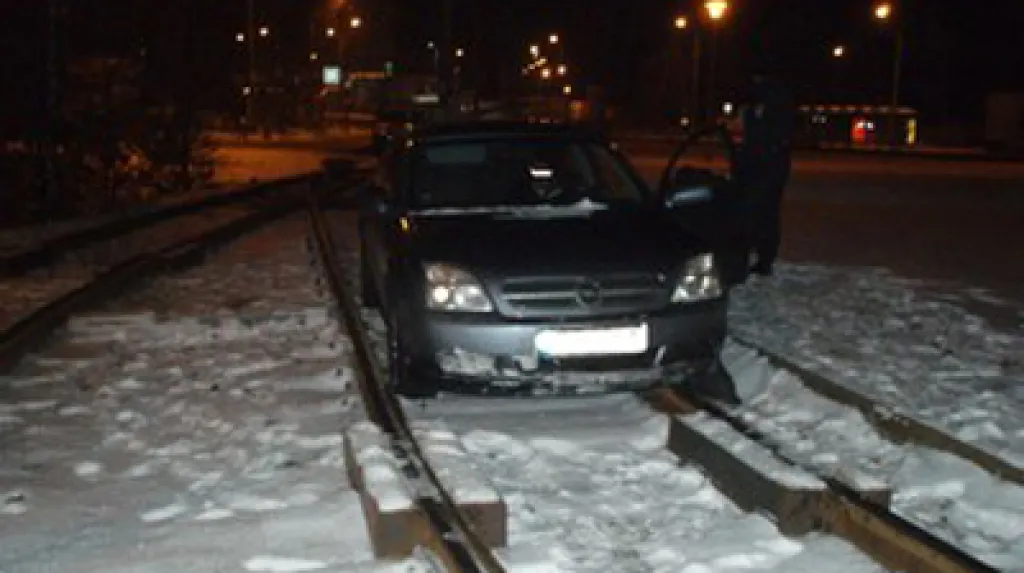 Auto skončilo na kolejích