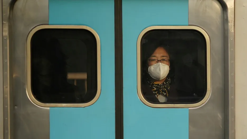 Cestující v soulském metru v době šíření koronaviru
