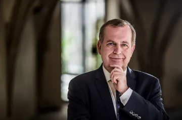PROFIL: Bývalý rektor Tomáš Zima chce být prezidentem, který zemi diriguje jako orchestr