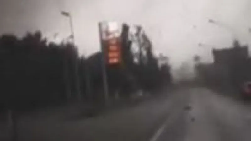 Amatérské záběry z auta: Tornádo u Benátek