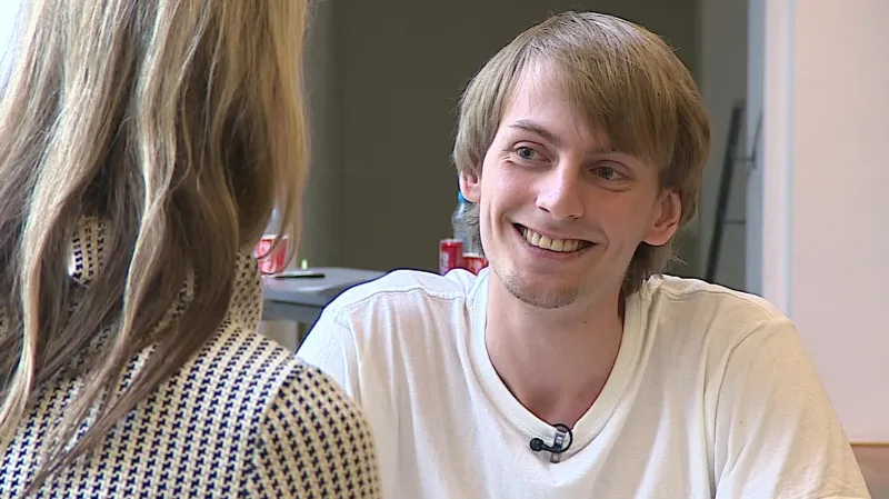 Student Luboš Macháček se koktavosti zbavuje hraním divadla