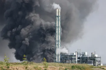 Výbuch v průmyslovém parku v Leverkusenu má nejméně dvě oběti. Pět lidí se pohřešuje, další jsou zranění