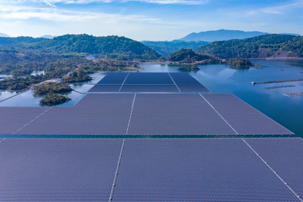 V provincii Binh Thuan byl vybudován obří komplex hydro-solárních elektráren nazvaný Đa Mi