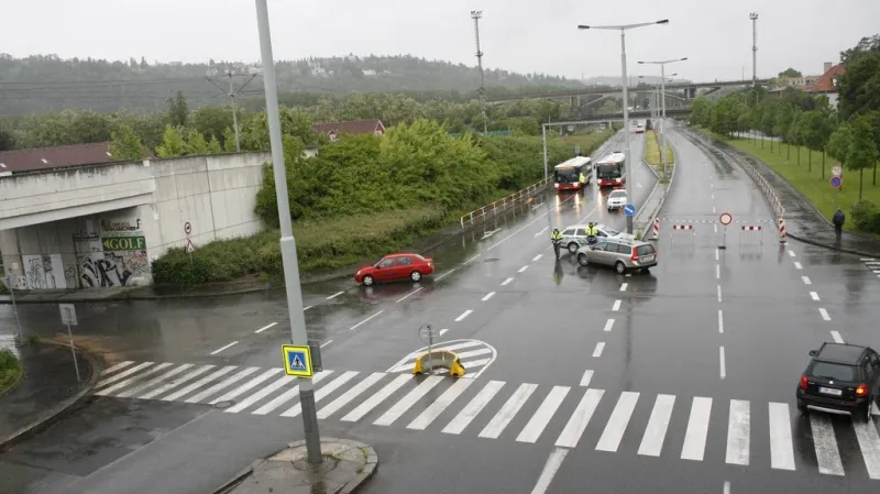 Rozvodněná Vltava komplikovala dopravu v Modřanské ulici