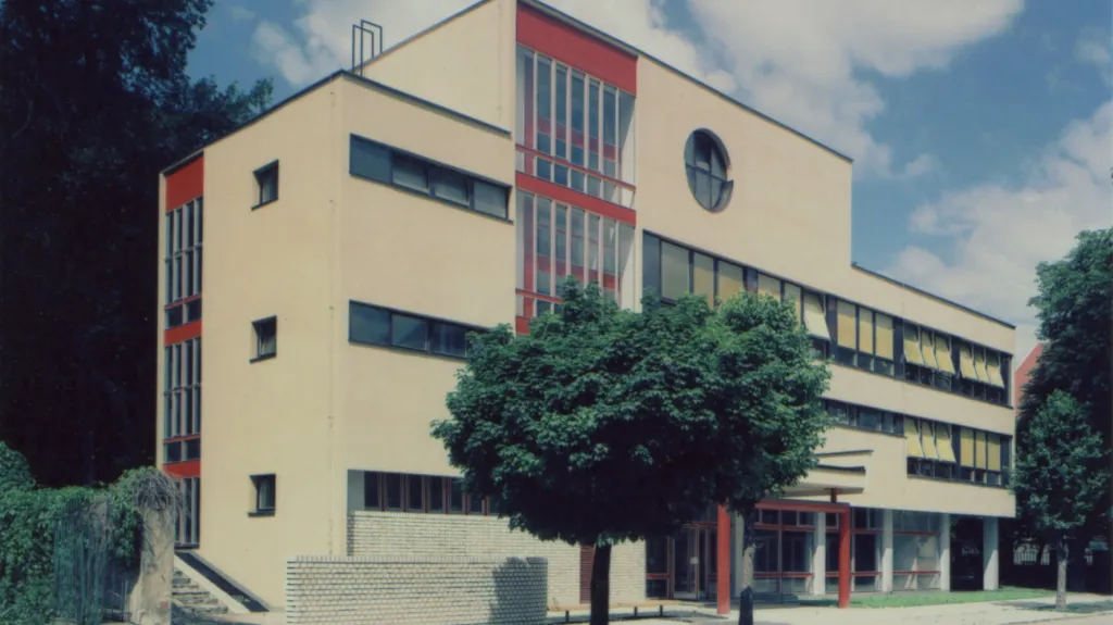 Pohled na tělocvičnu Střední ekonomické školy Olomouc s učebnami, 1982–86