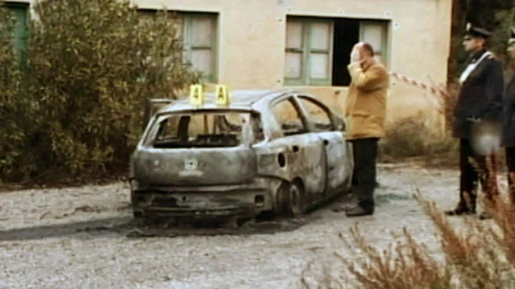 Vrazi vůz s obětmi zapálili