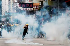Krize v Hongkongu trvá. Policie opět použila slzný plyn, demonstranti podle ní házejí zápalné lahve
