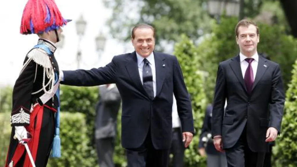 Silvio Berlusconi a Dmitrij Medvěděv