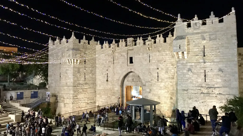 Damašská brána, kterou se chodí do Starého Města v Jeruzalémě