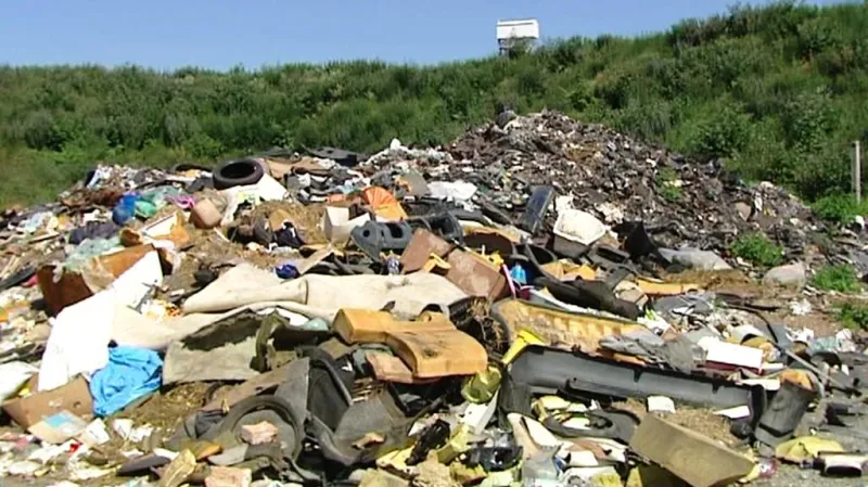 České Meziříčí trápí hromady odpadu, který si kupí obyvatelé jednoho domu už několik let ve svém okolí.