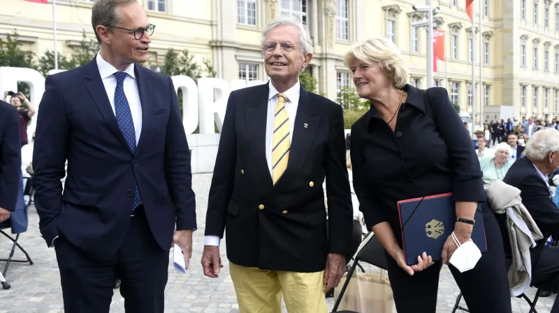 Michael Müller, Wilhelm von Boddien a Monika Grüttersová během slavnostního otevření budovy