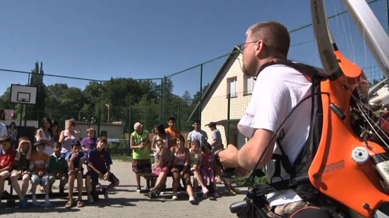 Paraglidista Oros s dětmi