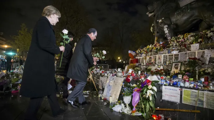 Hollande a Merkelová uctili památku obětí útoků v Paříži