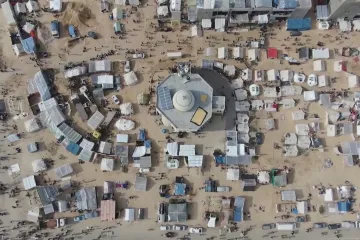 Palestinci prchající před válkou hledají útočiště v Rafahu, chybí tam voda a stále víc i jídlo