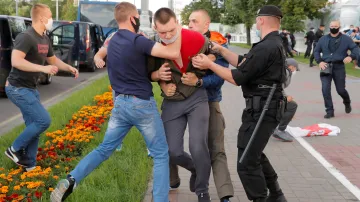 Policisté mimo jiné v civilu zadržují demonstranty po vyřazení opozičních kandidátů z běloruských voleb
