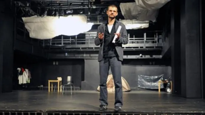 Ředitel Divadla Komedie Dušan David Pařízek vystoupil 12. září v Praze na tiskové konferenci o sezoně 2011/2012 a výběrovém řízení na podnájemce a provozovatele divadla v letech 2012-2016.