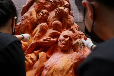 Hongkongská univerzita „zhodnotila rizika“ a odstranila sochu připomínající masakr z roku 1989